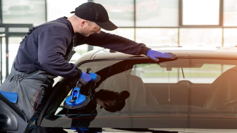 Tecnico al lavoro sui cristalli auto