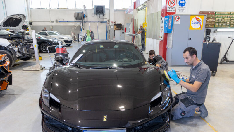 Auto in officina per lucidatura e ripristino brillantezza carrozzeria
