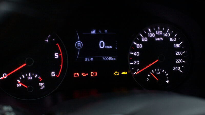 Spia motore accesa: cosa significa e quando preoccuparsi davvero